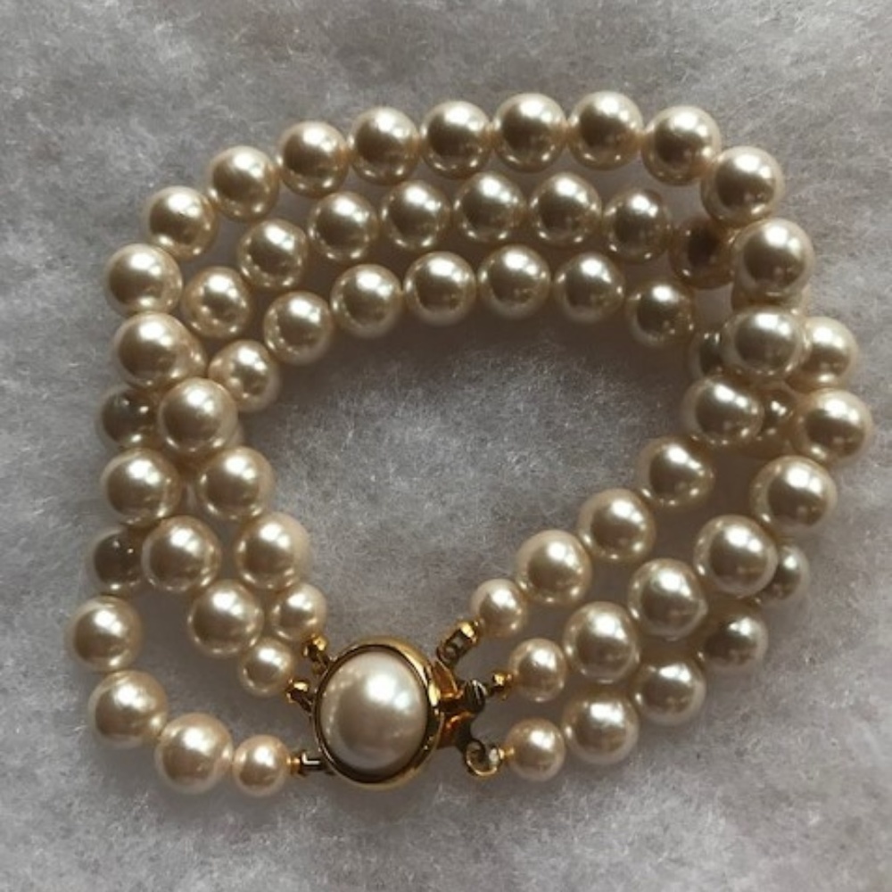 Faux 3 strand Pearl bracelet